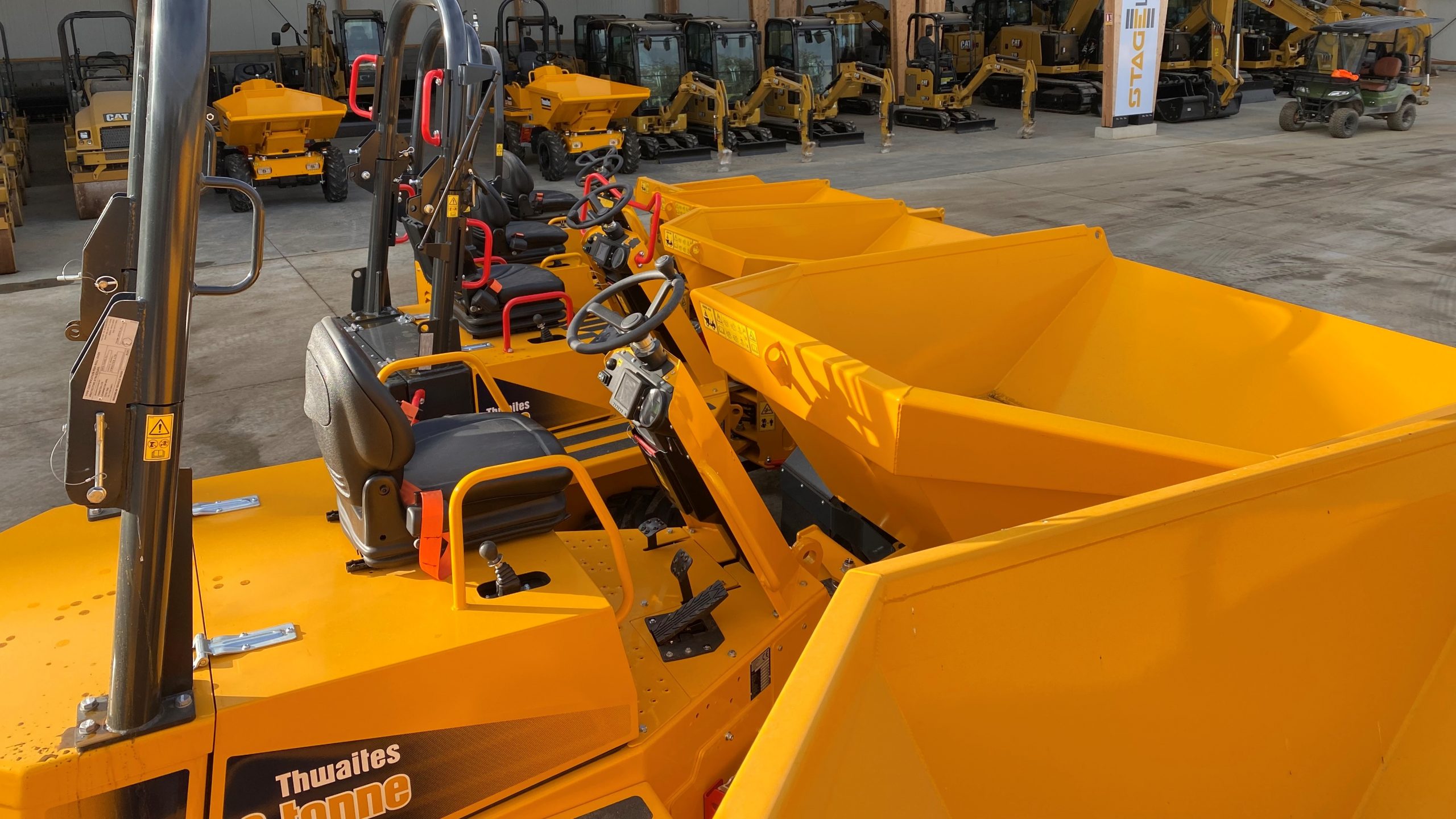 Gamme dumpers Thwaites de 1 tonne à 9 tonnes disponible à la vente chez Stage location TP